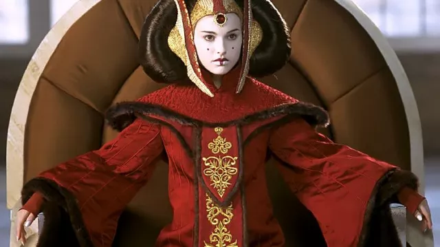 La robe rouge portée par Queen Amidala / Padmé (Natalie Portman) dans le film Star Wars, épisode I - La Menace fantôme