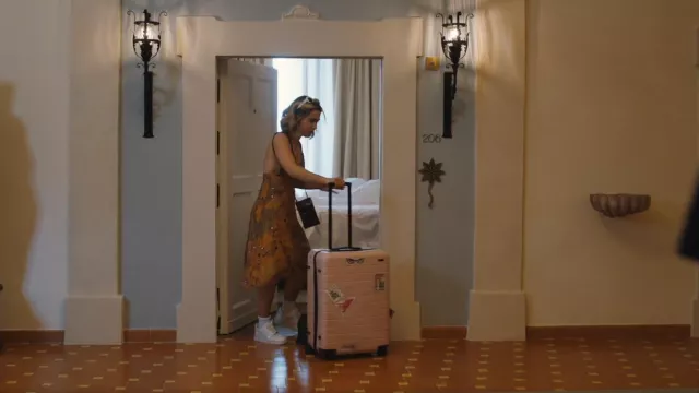 Away Travel The Bigger Carry On worn by Portia (Haley Lu Richardson) as seen in The White Lotus (S02E05)