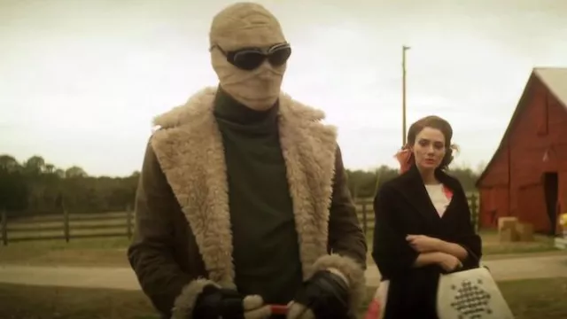 Manteau négatif en shearling porté par Larry Trainor (Matt Bomer) vu dans Doom Patrol (S02E02)