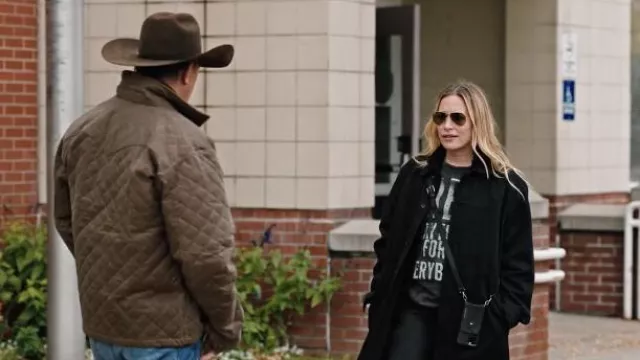 T-shirt noir imprimé imprimé tout pour tout le monde porté par Summer Higgins (Piper Perabo) vu dans les tenues de la série télévisée de Yellowstone (S04E05)