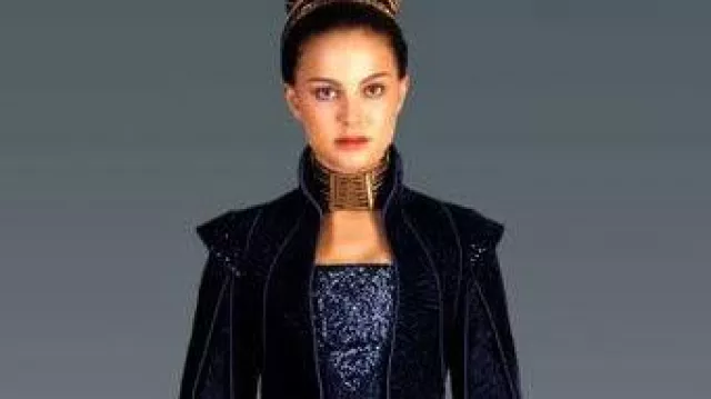 Le costume du sénat porté par Padmé (Natalie Portman) dans le film Star Wars, épisode II - L'Attaque des clones