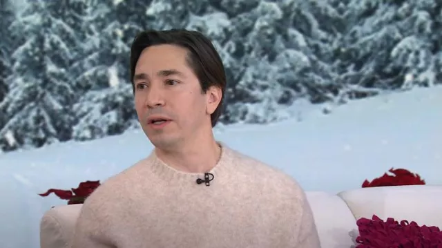 Vince Brushed Crew Sweater In Sand Dune worn by Justin Long as seen in Today with Hoda & Jenna on November 28, 2022
