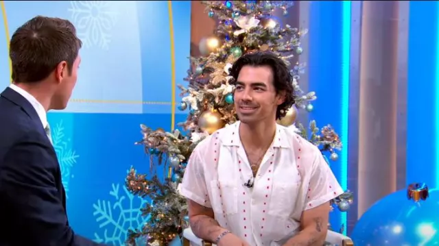 Bode Duo Dot Mesh camisa de manga corta usada por Joe Jonas vista en Good Morning America el 28 de noviembre de 2022