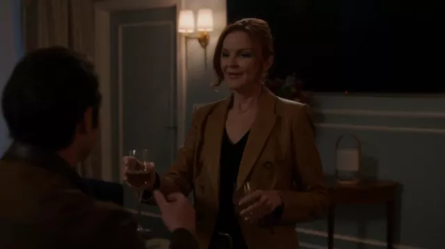 Veronica Beard Cooke Veste en cuir portée par Skyler Samms (Marcia Cross) comme on le voit dans Monarch (S01E10)