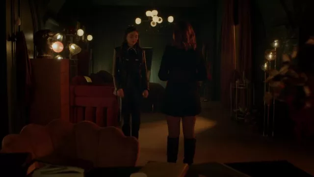 Cuir taille haute utérienne porté par Lissa Dragomir (Daniela Nieves) vu dans Vampire Academy (S01E09)