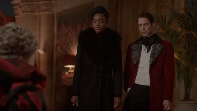 Zara Fausse fourrure Collar porté par Tatiana Vogel (Anita-Joy Uwajeh) vu dans Vampire Academy (S01E09)