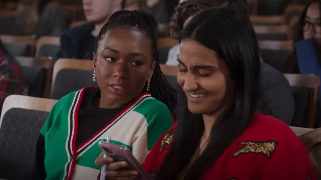 Urban Outfitters Iets Frans Mixed Contrast Stripe Cropped Green Varsity Cardigan usado por Whitney Chase (Alyah Chanelle Scott) como se ve en The Sex Lives of College Girls (S02E05)