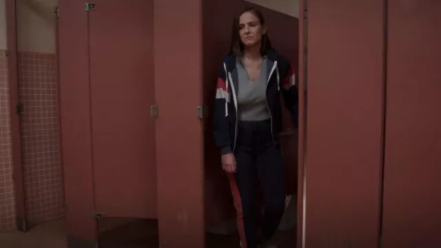 Wildfox Varsity Stripe Joggers usados por Kimberly Finkle (Pauline Chalamet) como se ve en The Sex Lives of College Girls (S02E05)
