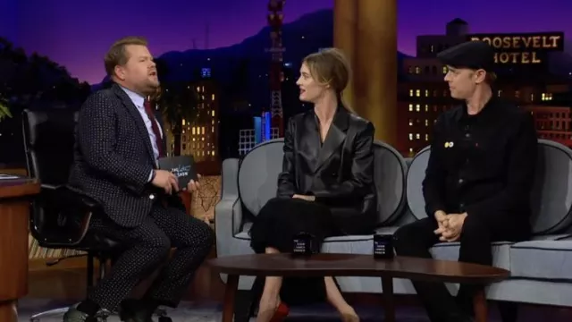 Chaqueta Blazer de cuero usada por Mackenzie Davis como se ve en The Late Late Show con James Corden