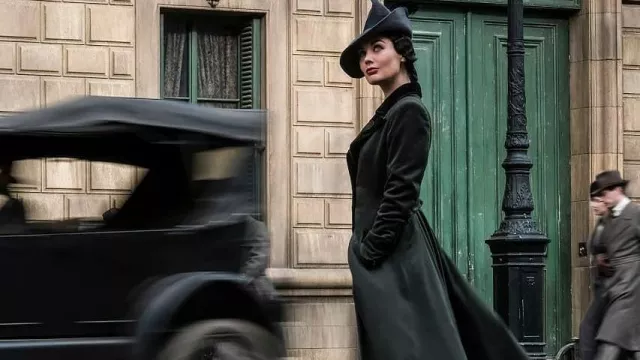 The green coat worn by Rosier (Poppy Corby-Tuech) in the movie Fantastic Beasts: The Crimes of Grindelwald