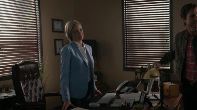 Theory Carissa Blazer portée par Barbara Whitmore (Amy Smart) vue dans Stargirl de DC (S01E10)