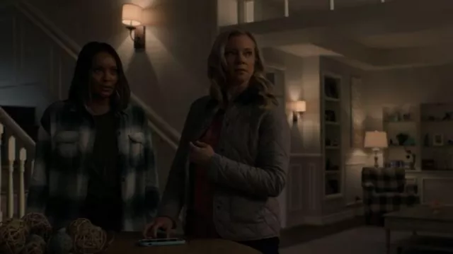 Barbour Deveron Veste matelassée portée par Barbara Whitmore (Amy Smart) vue dans Stargirl de DC (S02E13)