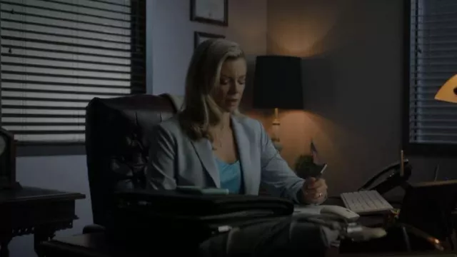 Theory Carissa Blazer portée par Barbara Whitmore (Amy Smart) vue dans Stargirl de DC (S02E09)
