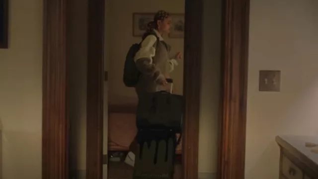 Rimowa Never Still Weekender Bag in Cactus porté par Julien Calloway (Jordan Alexander) comme on le voit dans Gossip Girl (S02E01)