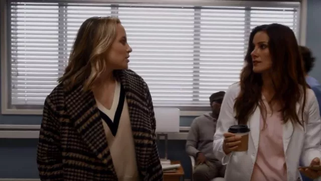 Manteau à carreaux Woody de Ba&Sh porté par Maya Bishop (Danielle Savre) comme on le voit à la station 19 (S05E11)