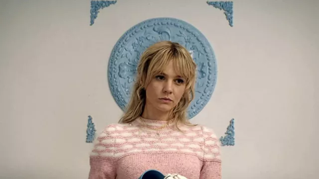 Pull en tricot blanc et rose porté par Cassandra (Carey Mulligan) comme on le voit dans le film Promising Young Woman