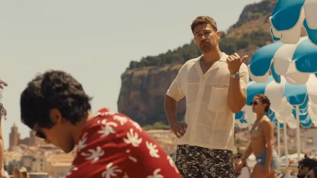 Chemise en tricot Nanushka Ayaan portée par Cameron Sullivan (Theo James) comme on le voit dans The White Lotus (S02E06)