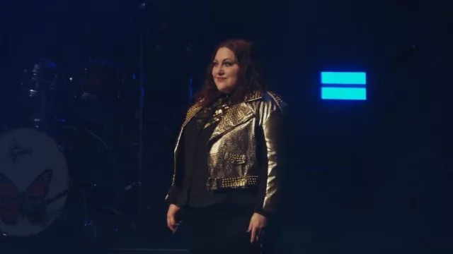 Azalea Wang Clodded Metallic Faux Leather Crop Moto Jacket porté par Gigi Taylor-Roman (Beth Ditto) comme vu dans Monarch (S01E11)