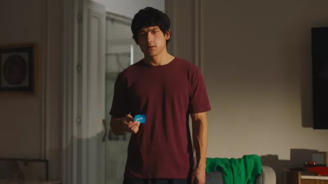 Camiseta color burdeos usada por Ethan Spiller (Will Sharpe) como se ve en The White Lotus (S02E05)