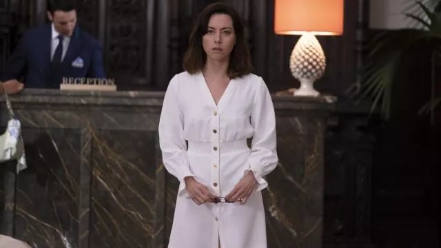 La petite robe blanche Sandro portée par Harper Spiller (Aubrey Plaza) dans la série The White Lotus (Saison 2 Episode 6)