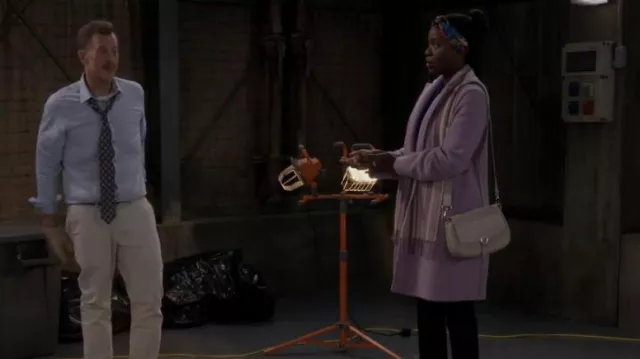 Ted Baker Loop And Tab Granny Crossbody Bag In Taupe porté par Abishola (Folake Olowofoyeku) vu dans Bob Hearts Abishola (S04E09)