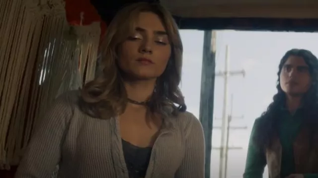 FP One Colt Thermal porté par Mary Campbell (Meg Donnelly) vu dans The Winchesters (S01E07)