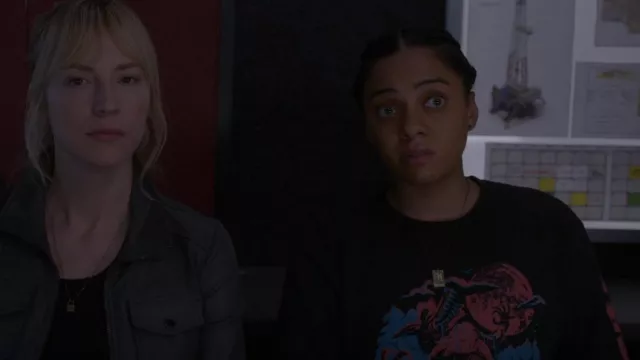 Dirty Coast La manche longue Rougarou portée par Breanna Casey (Aleyse Shannon) vue dans Leverage: Redemption (S02E06)