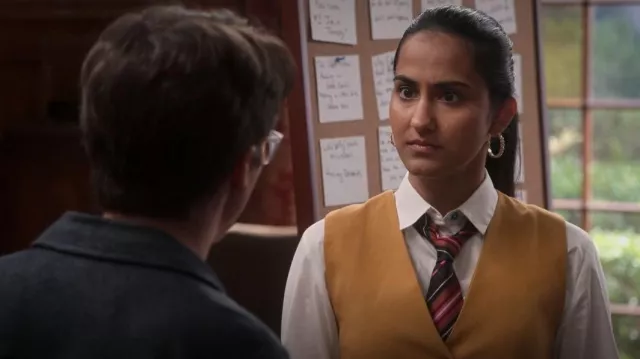 PS Paul Smith Camisa de manga larga de múltiples botones usada por Bela Malhotra (Amrit Kaur) como se ve en The Sex Lives of College Girls (S02E07)