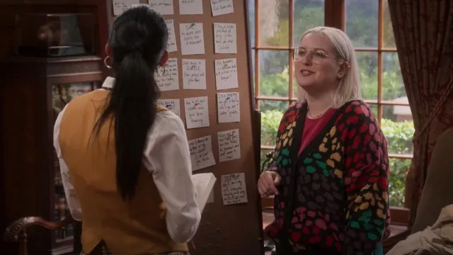 Ferme Rio Cardigan léopard multicolore porté par Carla (Isabella Roland) comme on le voit dans La vie sexuelle des collégiennes (S02E07)