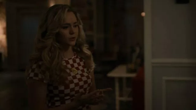 T-shirt graphique Forever 21 Checkered Happy Face porté par Courtney Whitmore (Brec Bassinger) comme on le voit dans Stargirl de DC (S03E13)