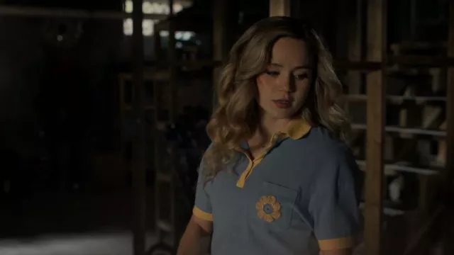 Urban Outfitters Icon Patch Polo Shirt utilisé par Courtney Whitmore (Brec Bassinger) vu dans Stargirl de DC (S03E13)