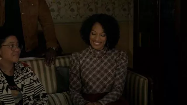 Veronica Beard Isabel Puff Shoulder Top usado por la Dra. Bridget Chapel (Kron Moore) como se ve en Stargirl de DC (S03E13)