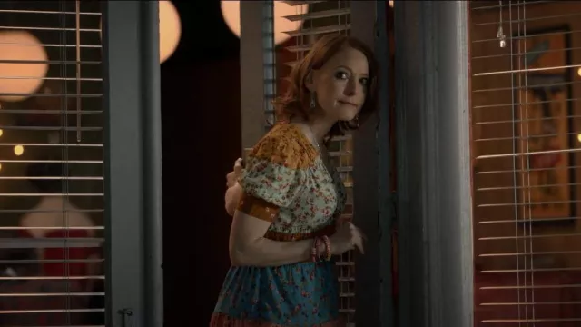 Maxi robe florale à plusieurs niveaux et véritable anthropologie portée par Denise Zarick (Cynthia Evans) vue dans Stargirl de DC (S03E13)