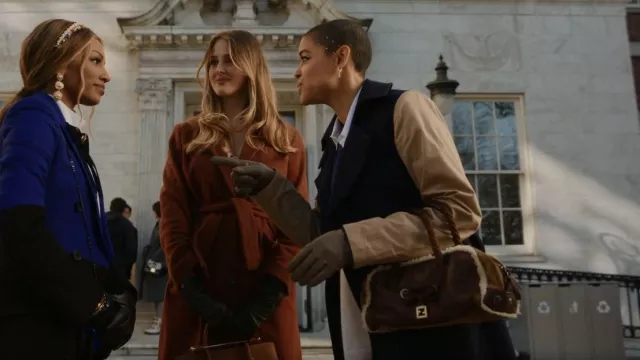 Victoria Beckham Trench Coat en toile bicolore porté par Julien Calloway (Jordan Alexander) vu dans Gossip Girl (S02E03)