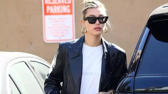 Oversize leather blazer worn by Hailey Baldwin in Beverly Hills on September 2019