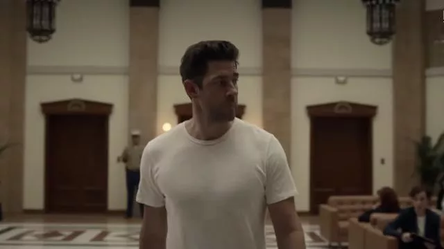 Camiseta blanca usada por Jack Ryan (John Krasinski) como se ve en los trajes de la serie de televisión Tom Clancy's Jack Ryan (Temporada 3)