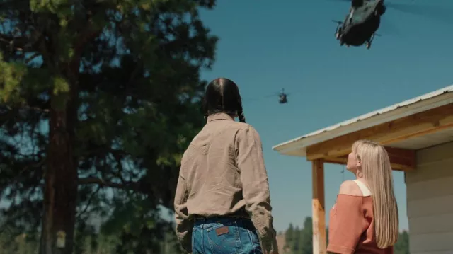 Pantalon en denim Wrangler porté par Mo Brings Plenty (Moses Brings Plenty) comme on le voit dans la garde-robe de Yellowstone (S05E06)
