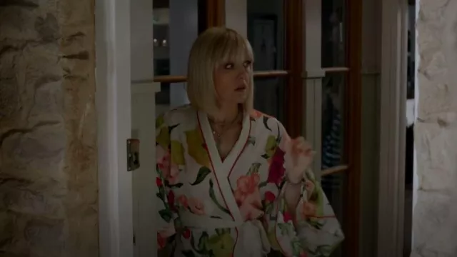 Ted Baker Ivory Flowers At High Tea Print Robe de chambre Kimono soyeuse portée par Agatha Raisin (Ashley Jensen) vue dans Agatha Raisin (S01E03)