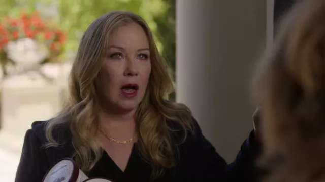 Gold Chain necklace worn by Jen Harding (Christina Applegate) as seen in Dead to Me (S03E03)