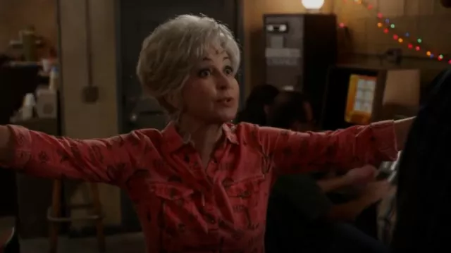 Wrangler Retro Button Up porté par Meemaw (Annie Potts) vu dans Young Sheldon (S06E08)