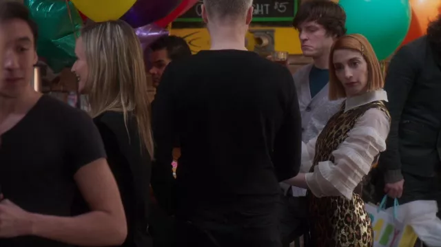 Robe léopard en brocart Miu Miu portée par Lauren Heller (Molly Kate Bernard) vue dans Younger (S06E02)