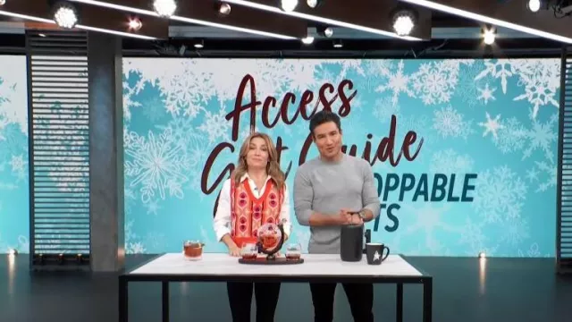 Veronica Beard Florence Chain-Detail Flare Jeans portés par Kit Hoover comme vu dans Access Hollywood le 12 décembre 2022