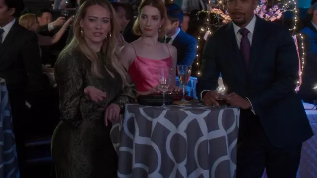 Mini robe brodée Saint Laurent portée par Kelsey Peters (Hilary Duff) vue dans Younger (S06E08)