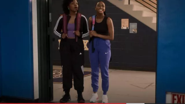 Nike Phoenix Fleece Joggers in Lapis Sail porté par Whitney Chase (Alyah Chanelle Scott) comme on le voit dans The Sex Lives of College Girls (S02E09)