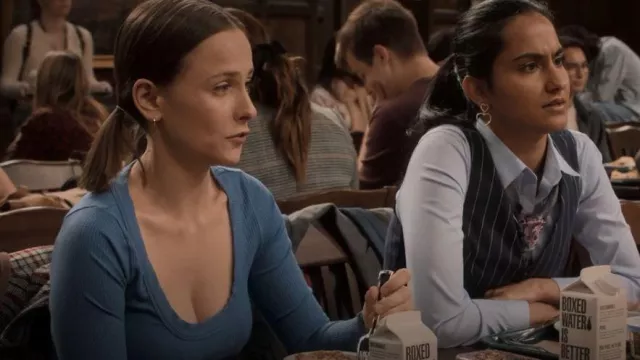 Top de punto de Zara con cuello redondo usado por Kimberly Finkle (Pauline Chalamet) como se ve en The Sex Lives of College Girls (S02E09)