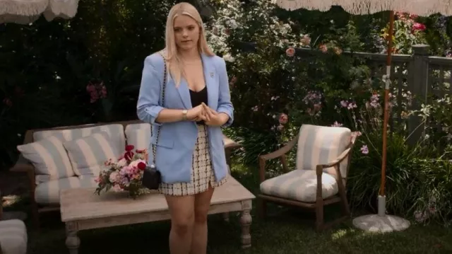 Express Super High Waisted Button Front Tweed Mini Skirt usada por Leighton Murray (Reneé Rapp) como se ve en The Sex Lives of College Girls (S02E10)