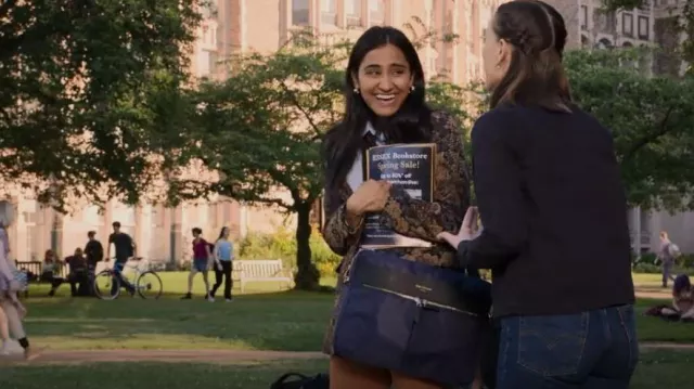 Cartinoe Laptop Bag usado por Bela Malhotra (Amrit Kaur) como se ve en The Sex Lives of College Girls (S02E10)
