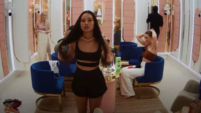 Pretty Little Thing Black Pleat­ed Floaty Shorts worn by Dominique Defoe as seen in Too Hot to Handle (S04E03)