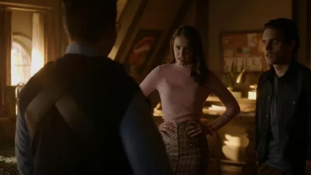 Maje Maullya Ruffle-trimmed Wool-blend Jumper usado por Josie Saltzman (Kaylee Bryant) como se ve en Legacies (S03E11)