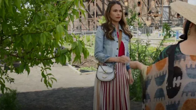 Chloe Tess Petit sac à bandoulière en cuir gaufré porté par Liza Miller (Sutton Foster) comme on le voit dans Younger (S06E11)